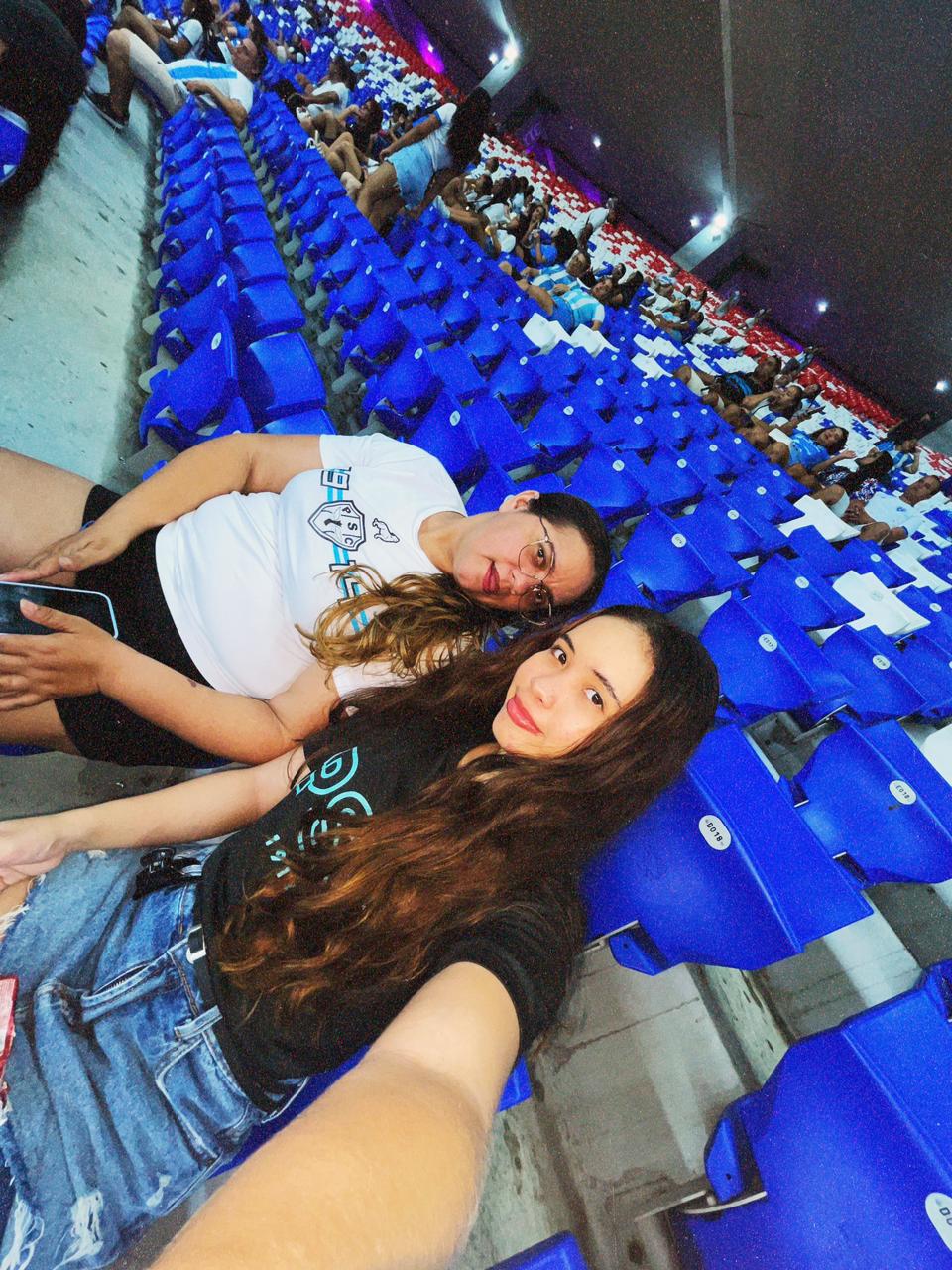 Leila e sua mãe curtindo um jogo do Paysandu em Belém. Foto: Acervo Pessoal / Diário 24 Horas